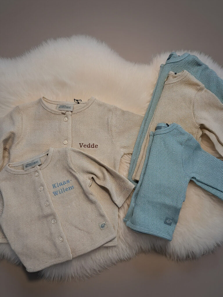 Geborduurde babyvestjes