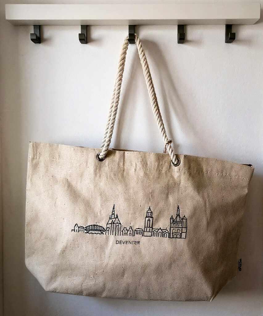 Strandtas met geborduurde skyline van Deventer