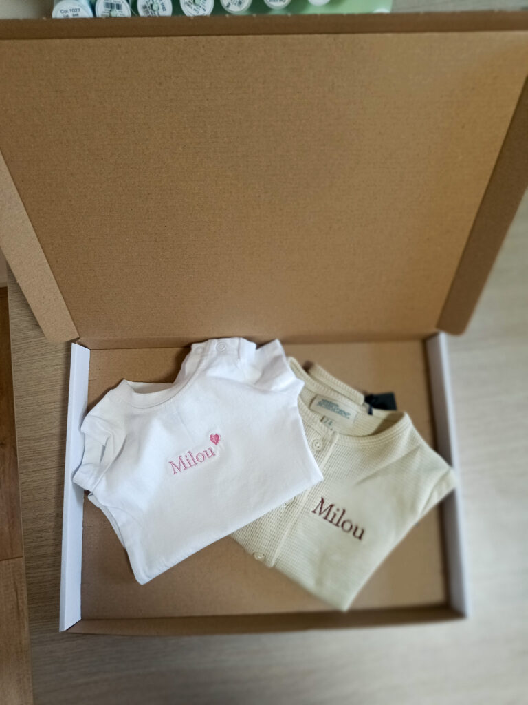 Geborduurde babyromper en vestje